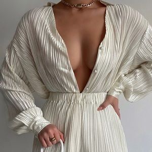 SHOWPO BECA PLISSE SET IN CREAM
SIZE 0